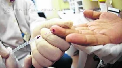 Paciente faz teste para controle de diabetes. Em Rio Claro faltam seringas e fitas na rede pública de saúde (foto Agência Brasil)