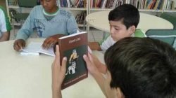 Alunos de Demétrio com exemplares de Cigano Lobo nas mãos