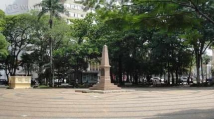 Moradores pedem por bancos mais limpos e pelo plantio de flores nos canteiros da Praça da Liberdade