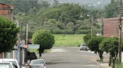 Além de um grande número de residências, a região tem um comércio em crescimento e conta com uma escola municipal e uma Unidade de Saúde da Família.