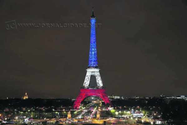 Torre Eiffel reabre e é iluminada com cores da bandeira francesa (Foto: Sophie Robichon / Mairie de Paris)