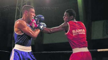 Jhonatan (à esq) durante luta do Campeonato Brasileiro