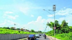 Equipe da Secretaria de Obras está finalizando o trabalho na Avenida Tancredo Neves