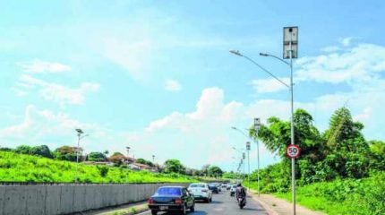 Equipe da Secretaria de Obras está finalizando o trabalho na Avenida Tancredo Neves