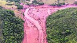 Barragem de mineradora se rompe na região de Mariana (Foto: Corpo de Bombeiros-MG)