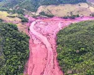 Barragem de mineradora se rompe na região de Mariana (Foto: Corpo de Bombeiros-MG)