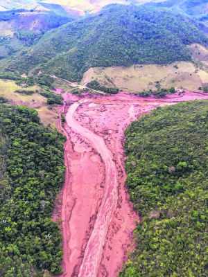 Barragem de mineradora se rompe na região de Mariana (Foto: Corpo de Bombeiros-MG)