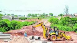 Os contratos foram celebrados para locação de caminhão, pá-carregadeira, motoniveladora, entre outros