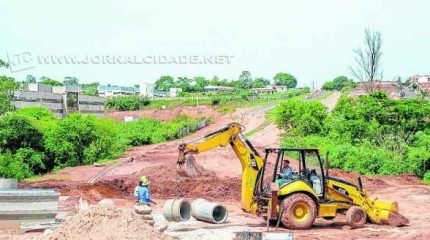 Os contratos foram celebrados para locação de caminhão, pá-carregadeira, motoniveladora, entre outros
