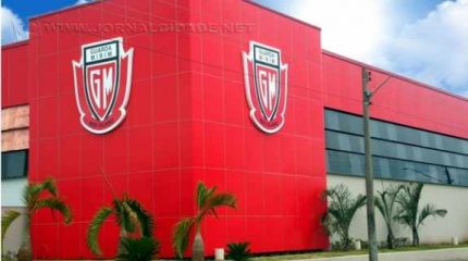 com recursos próprios e em parceria com seus colaboradores, a construção do ginásio teve início em 2014, no local da antiga quadra esportiva