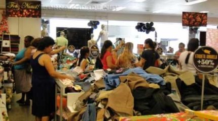 Consumidores conferem produtos em loja de departamentos em Rio Claro