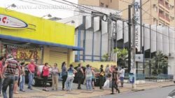 Fila de contribuintes municipais à espera da abertura do Atende Fácil no início da tarde dessa segunda-feira (23)