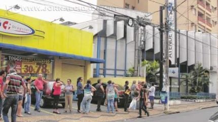 Fila de contribuintes municipais à espera da abertura do Atende Fácil no início da tarde dessa segunda-feira (23)