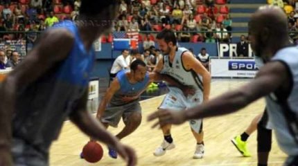 RC esboçou uma reação, mas Mogi das Cruzes fez prevalecer o mando de quadra e venceu a quarta seguida no NBB 8 (Foto: Antonio Penedo/Mogi-Helbor)