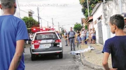 Menino de 13 anos perdeu a vida ao ser atropelado por um caminhão. O outro garoto está internado em estado grave
