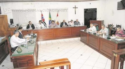 José Luis Vieira (PMDB) - ao centro - é denunciado por ter contratado serviço de pintura e não ter realizado a obra