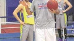 Dedé Barbosa pausa treino para orientar jogadores na quadra do ginásio Felipe Karam. Treinador foi eleito melhor do NBB 7