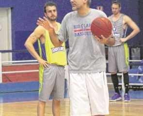 Dedé Barbosa pausa treino para orientar jogadores na quadra do ginásio Felipe Karam. Treinador foi eleito melhor do NBB 7