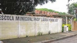 PREJUÍZO: a chuva da manhã de terça-feira (24) provocou ainda mais estragos no telhado em uma escola em Ajapi