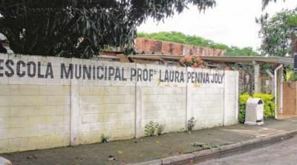PREJUÍZO: a chuva da manhã de terça-feira (24) provocou ainda mais estragos no telhado em uma escola em Ajapi