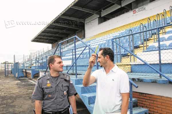 Antes de ir ao Benitão, o major Rodrigo Arena fez a vistoria no Schmidtão, ao lado do diretor de futebol Lucas Madalosso