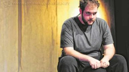 Espetáculo do gênero drama questiona o limiar entre a loucura e a sanidade