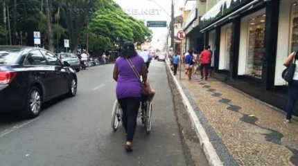 Cadeirante teve que se locomover pela Rua 3 em meio ao movimento dos carros