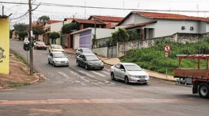O QUE FAZER? Secretário afirma que, por enquanto, nada pode ser feito em relação ao fluxo de veículos na Rua 5-JI