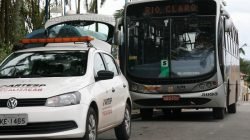 Um fiscal da Artesp esteve durante todo o dia no ponto de ônibus na Praça