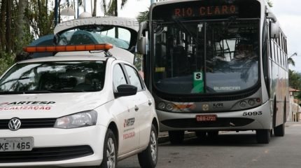 Um fiscal da Artesp esteve durante todo o dia no ponto de ônibus na Praça