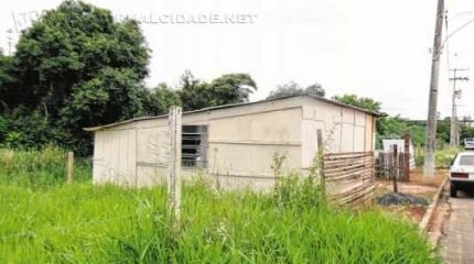 Barracos foram construídos em área verde no Jardim Guanabara. Fiscalização cabe à prefeitura, por meio da Sepladema (Secretaria do Meio Ambiente)