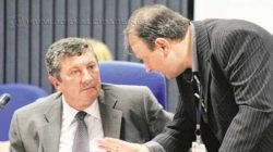 Presidindo a sessão, o vereador Júlio Lopes ouvia os conselhos de procurador da Câmara Municipal durante votação