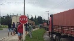 Caminhoneiros na BR-280 em São Bento do Sul (SC) - (Foto: Cinthia Raasch/RBS TV)