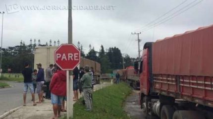 Caminhoneiros na BR-280 em São Bento do Sul (SC) - (Foto: Cinthia Raasch/RBS TV)