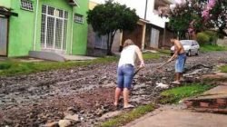 Rua esburacada no bairro Recanto Paraíso. Moradores pedem asfalto para a via há anos