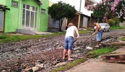 Rua esburacada no bairro Recanto Paraíso. Moradores pedem asfalto para a via há anos