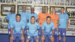 Nove, dos 12 jogadores apresentados, se reuniram para posar para as fotos, no mural do Rio Claro FC, no estádio Schmidtão
