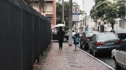 A terça-feira (3) começou com chuva fraca em Rio Claro