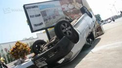 Carro colidiu com mureta de posto de combustível na Avenida 32