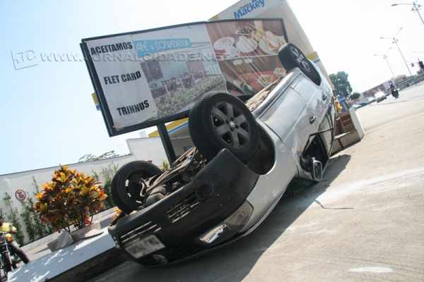 Carro colidiu com mureta de posto de combustível na Avenida 32