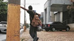 PRESENÇA INCÔMODA: moradores de rua tomam conta da Avenida Tancredo Neves