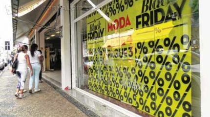 Lojas usaram bexigas e outros materiais chamativos nas cores branca e preta para anunciar as promoções da Black Friday