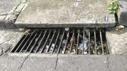 ENTUPIDO: a foto não deixa dúvida e mostra bueiro sujo