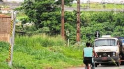 Equipamento que foi instalado para restringir altura foi destruído por caminhão. Empresa vai arcar com os prejuízos