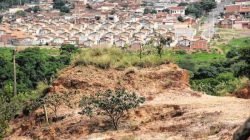 MISTÉRIO - Na foto, cava de argila na região norte, abandonada e próxima a bairro periférico do município de Rio Claro