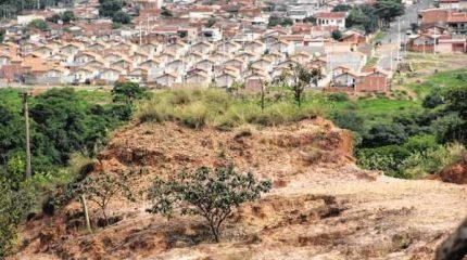 MISTÉRIO - Na foto, cava de argila na região norte, abandonada e próxima a bairro periférico do município de Rio Claro