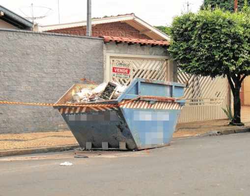 Um motociclista morreu ao colidir contra caçamba situada na Avenida 56, no Jardim Karan