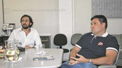 Júlio Monfardini e Henrique Guimarães conversam com o jornalista durante entrevista especial feita ao Grupo JC