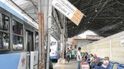 Manutenção sendo feita no relógio da antiga Estação Ferroviária de Rio Claro