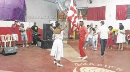 Sete sambas foram inscritos e apresentados na noite de sábado para os jurados na escola